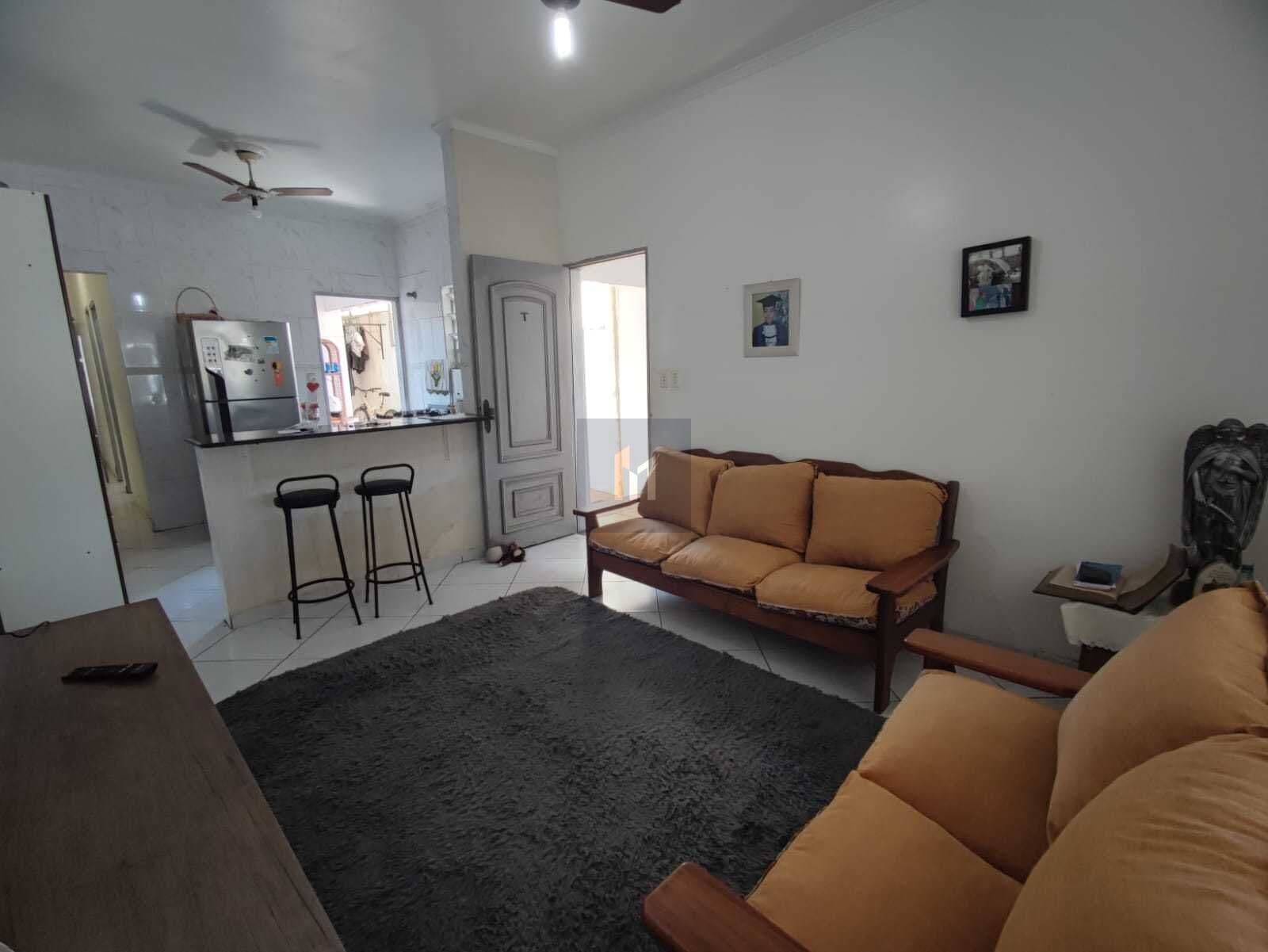 Casa à venda no bairro Caiçara em Praia Grande, SP. 2 dormitórios sendo 1 suíte.