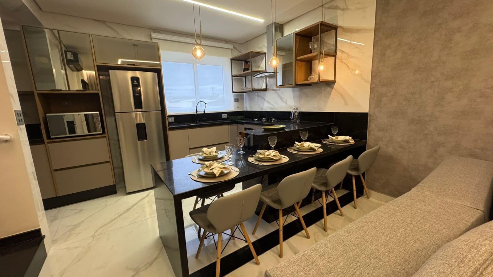 Vende-se Casa Triplex em condomínio fechado - Guilhermina
