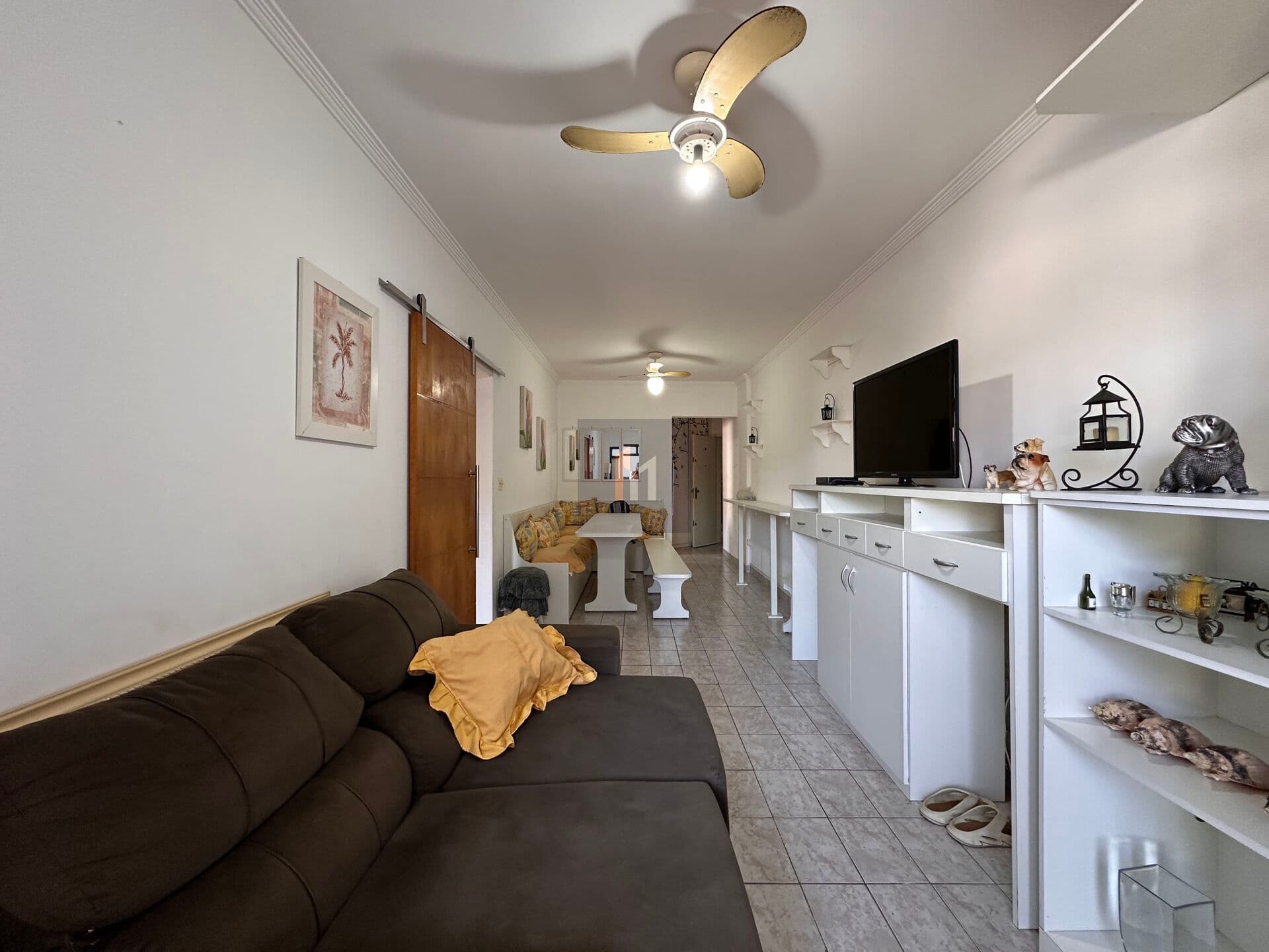 Apartamento com sacada vista Mar, mobiliado à venda no bairro Aviação em Praia Grande, SP. 2 dormitórios, 1 suíte!