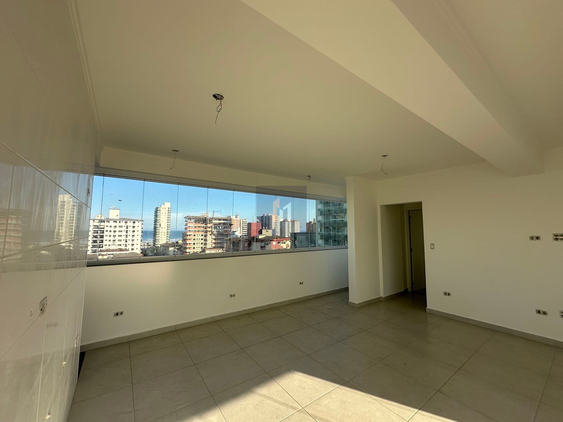 Apartamento vista mar à venda no bairro Guilhermina, em Praia Grande, SP. 2 dormitórios (sendo 1 suíte)