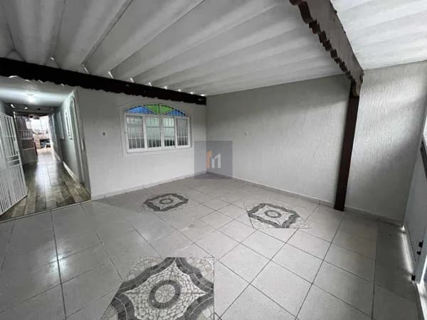 Casa à venda no bairro Maracanã em Praia Grande, SP. 2 dormitórios sendo 1 suíte.