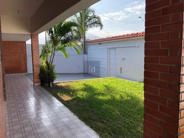 Casa à venda no bairro Flórida em Praia Grande, SP. 3 dormitórios sendo 3 suítes.