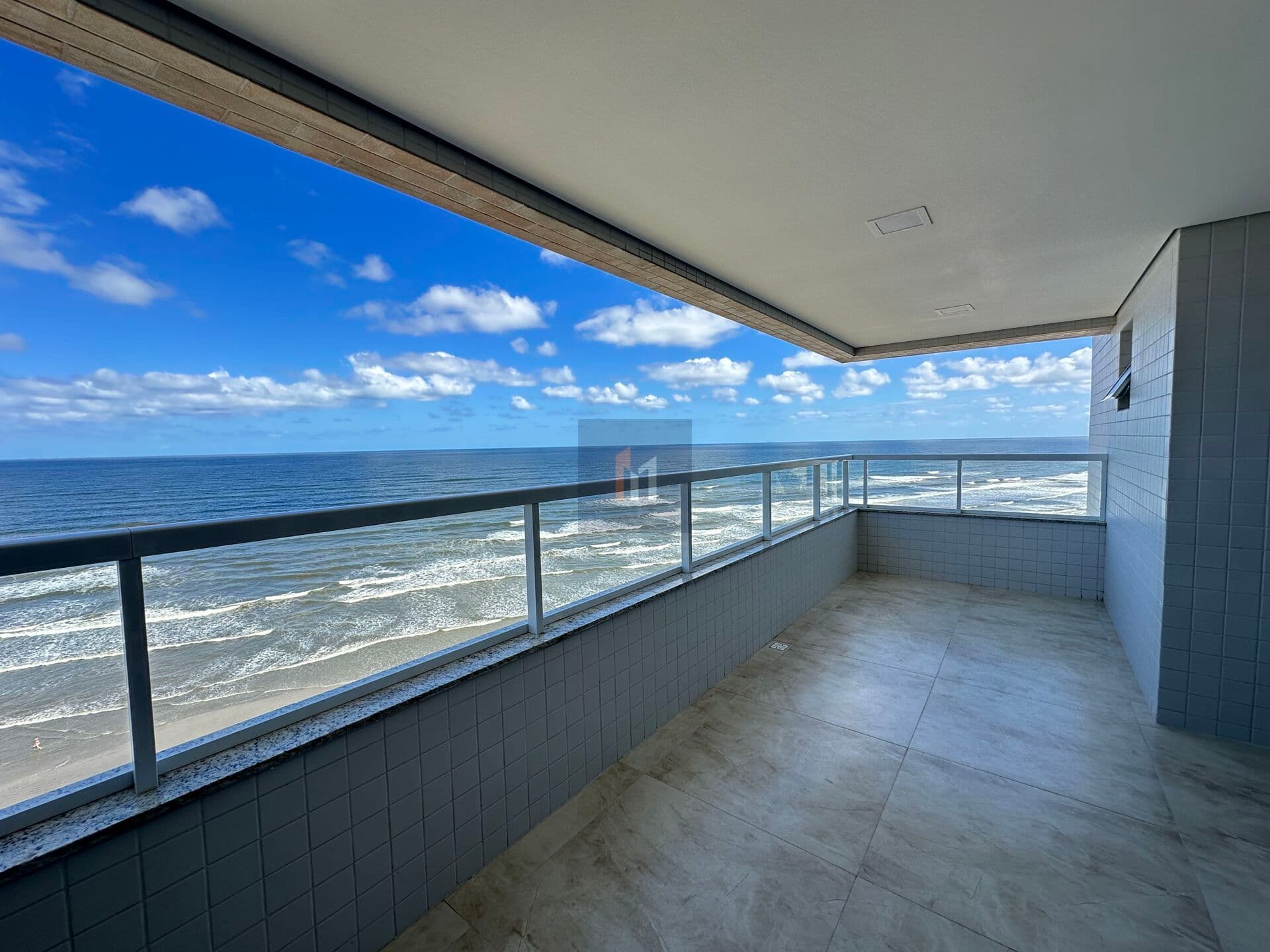 Apartamento vista total do Mar, mobiliado à venda no Caiçara Praia Grande, SP. 3 dormitórios, sendo 2 suítes, 3 vagas de garagem!