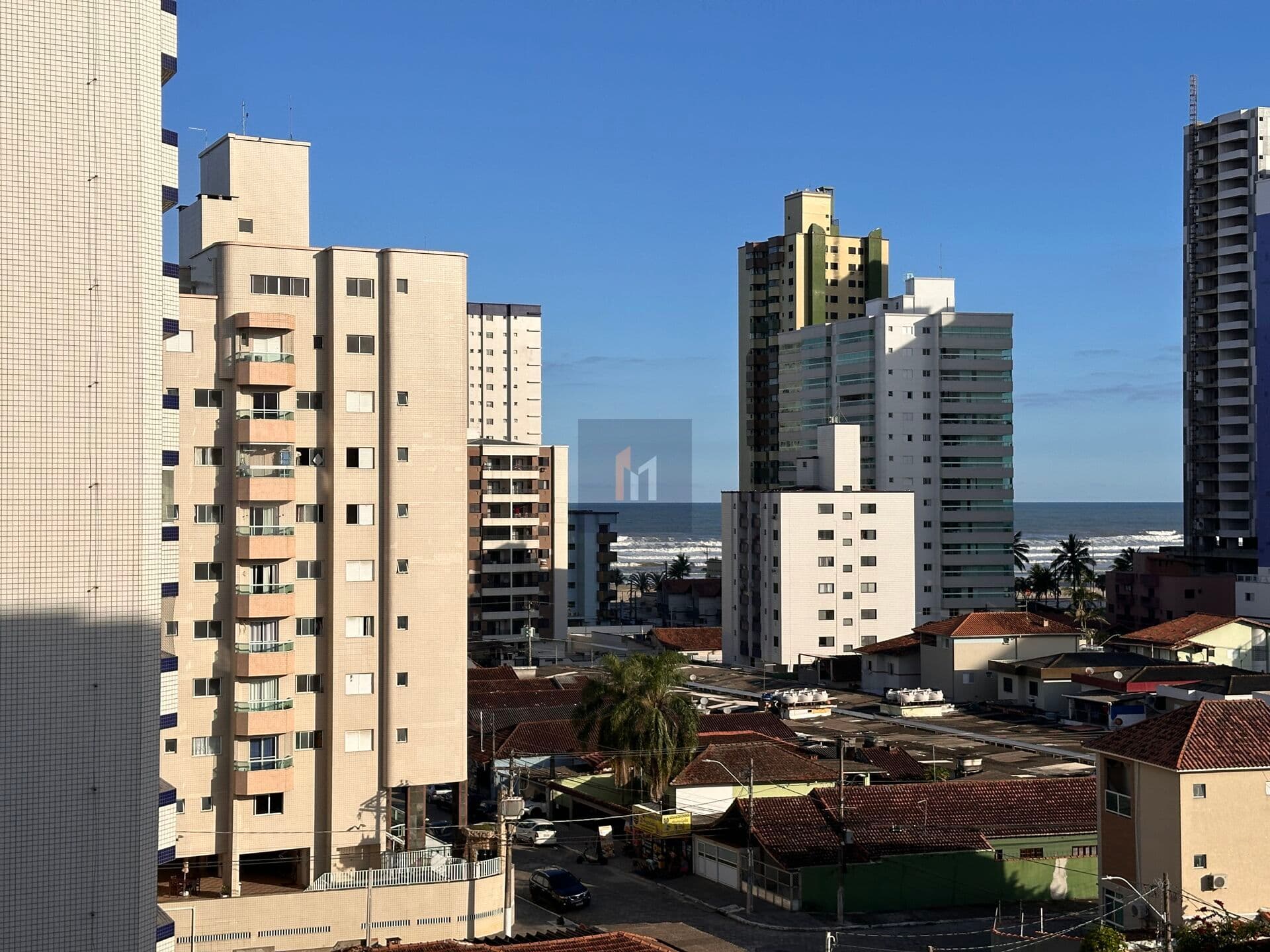 Apartamento mobiliado à venda no bairro Guilhermina em Praia Grande, SP. 1 dormitório, sala dois ambientes com sacada vista para o mar!