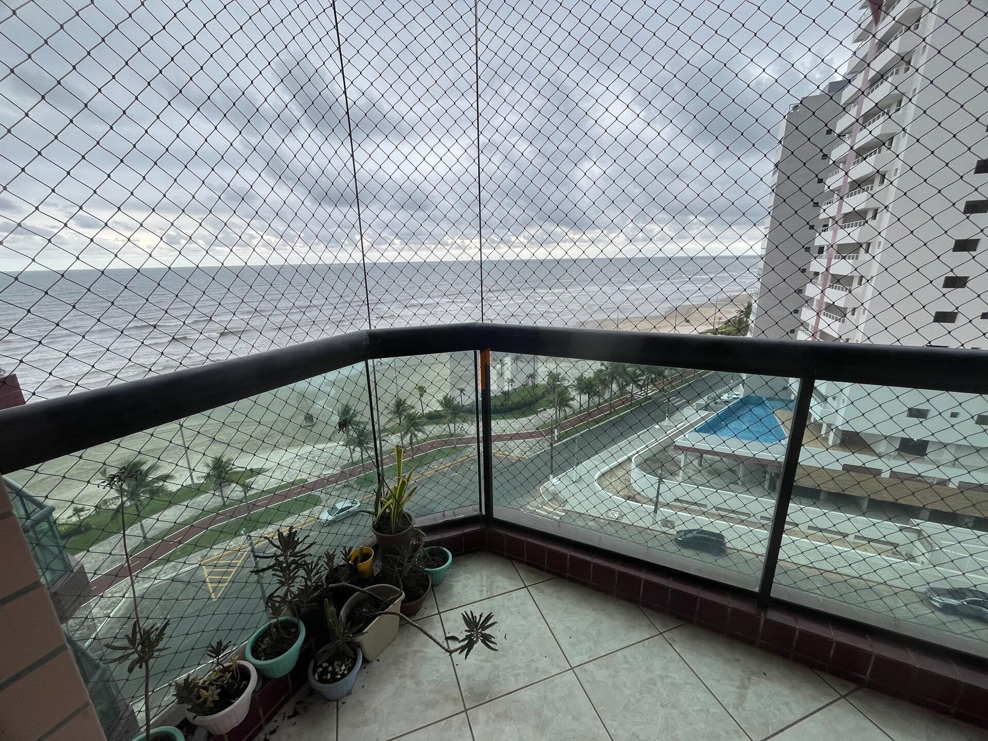 Apartamento Padrão 2 Dormitórios sendo 1 suíte, Frente mar bairro do Caiçara