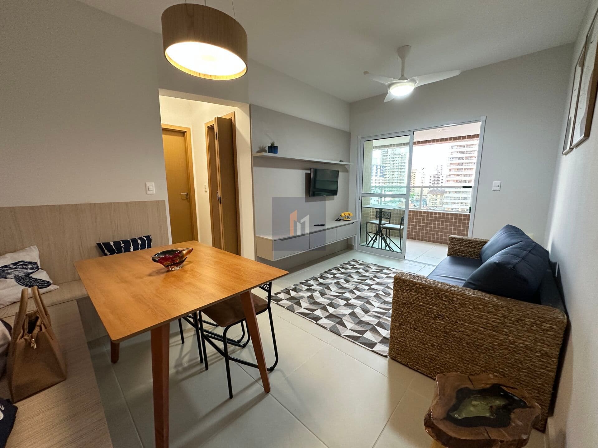 Apartamento mobiliado e decorado à venda no bairro Aviação em Praia Grande, SP. 2 dormitórios (sendo 1 suíte)