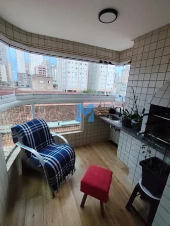 Apartamento à venda no bairro da Aviação Praia Grande, SP. 1 dormitório, sala com sacada envidraçada!