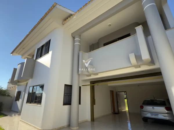 Sobrado com ampla sobra de terreno no Country