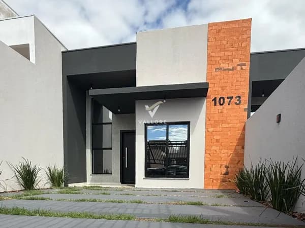 Casa com ampla sobra de terreno!
