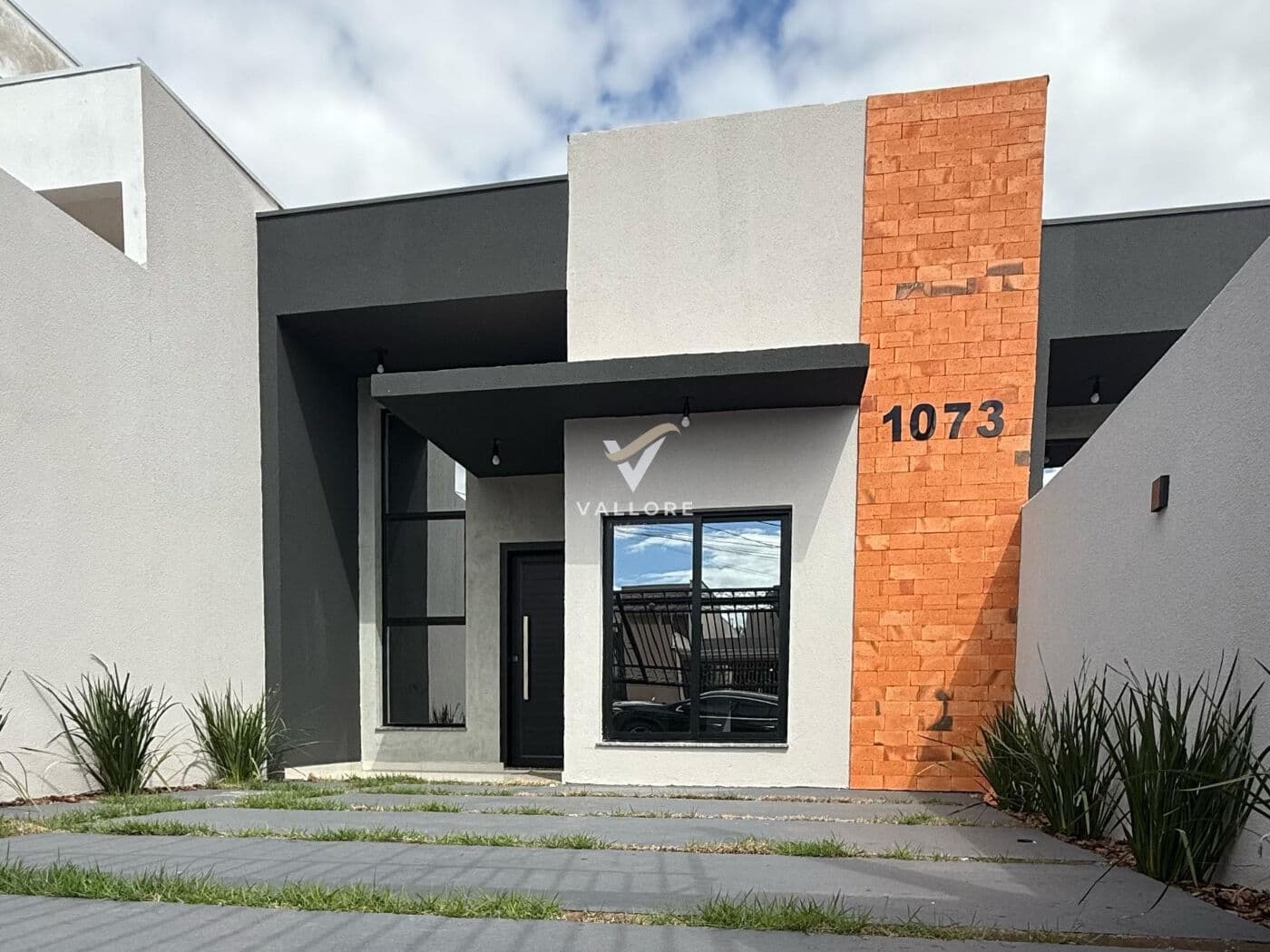 Casa com ampla sobra de terreno!