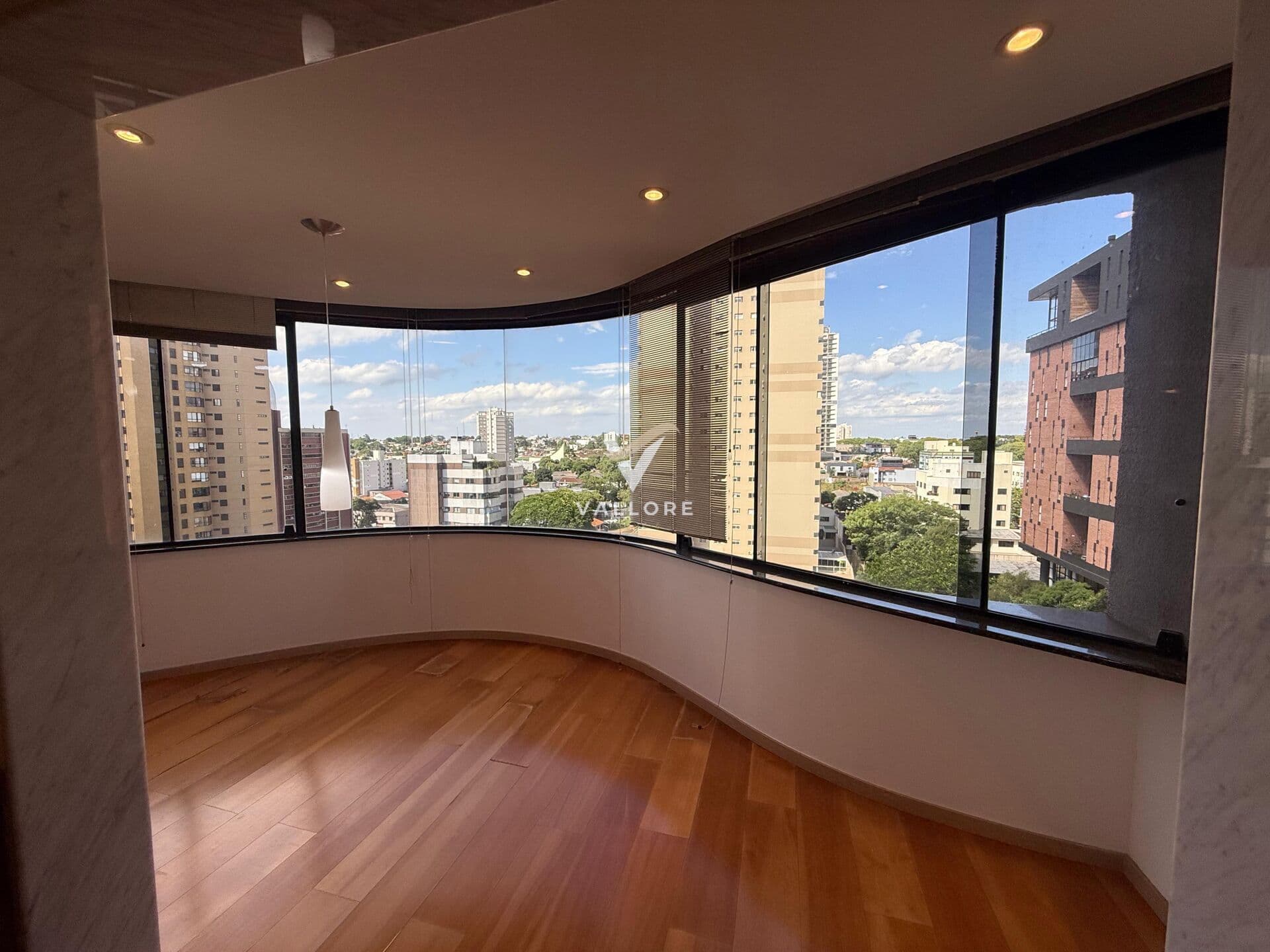 Apartamento com 1 suíte + 3 quartos no Centro - Cascavel/PR