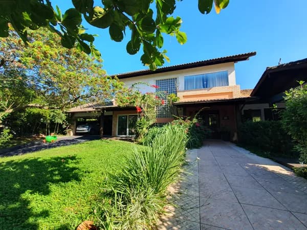 Casa de alto padrão em condomínio exclusivo | Porto da Lagoa | 4 suítes | 1.075m² de terreno