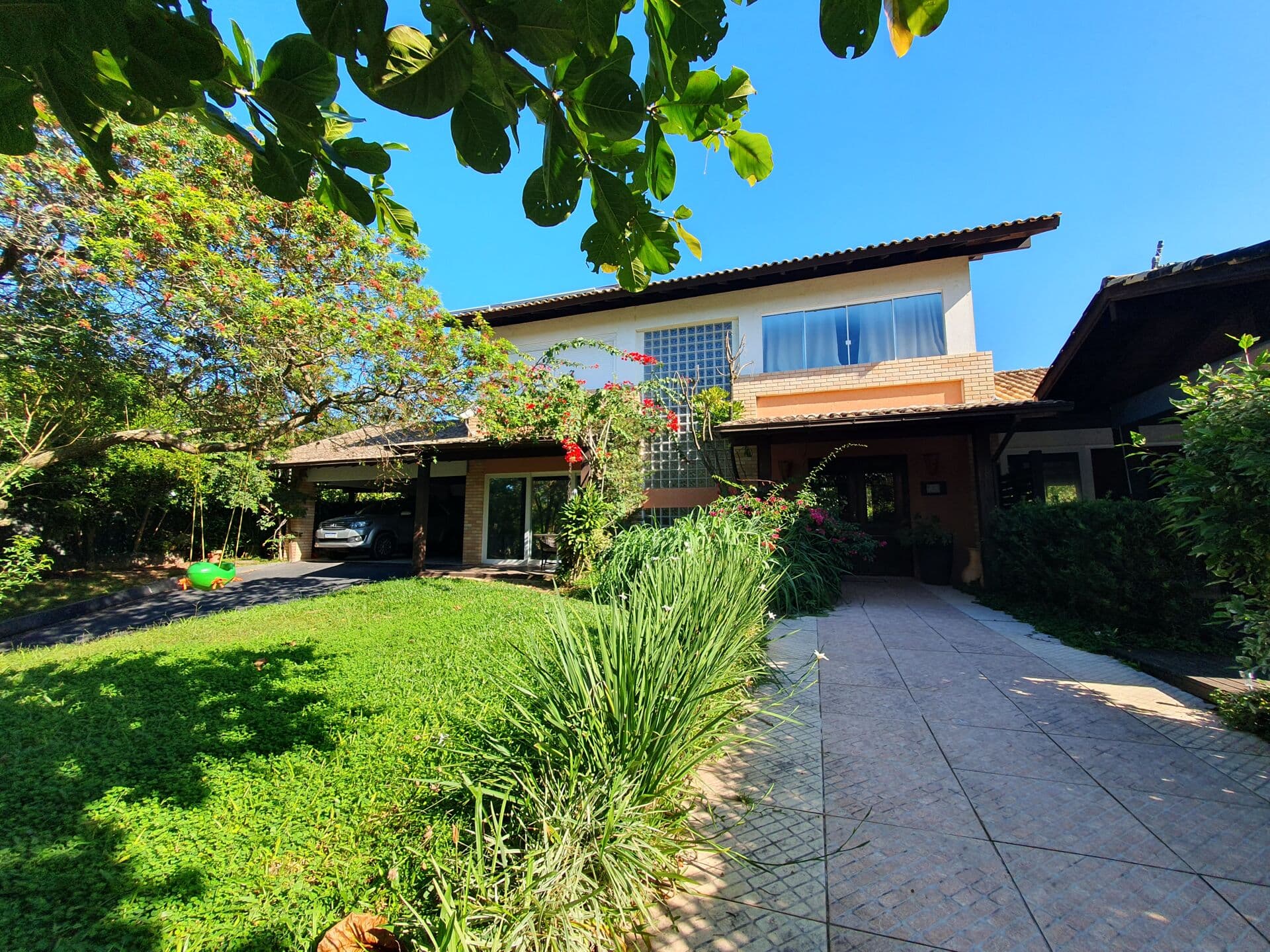 Casa de alto padrão em condomínio exclusivo | Porto da Lagoa | 4 suítes | 1.075m² de terreno