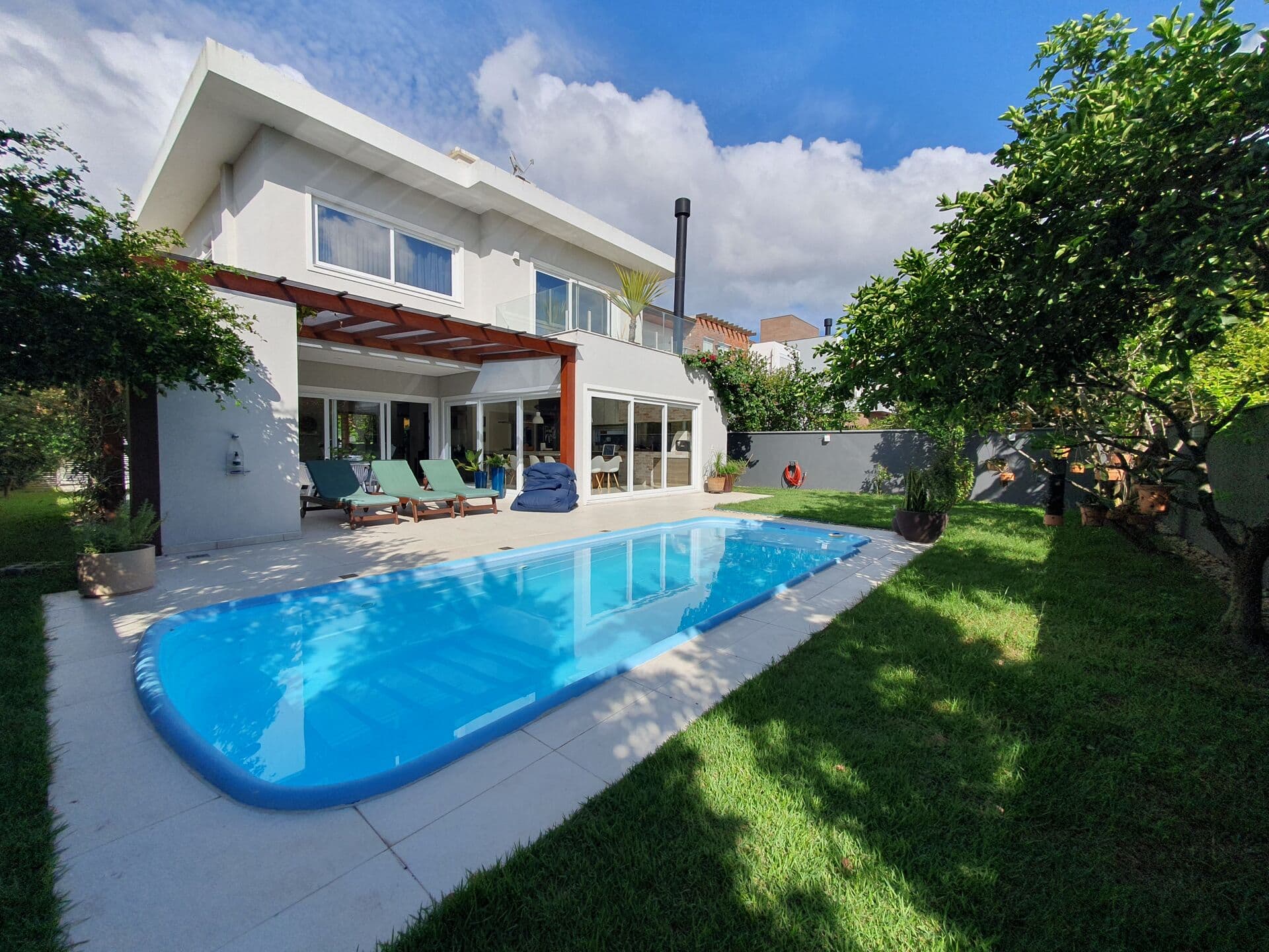 Casa de 3 suítes em condomínio fechado, localizada no Rio Tavares - Florianópolis/SC
