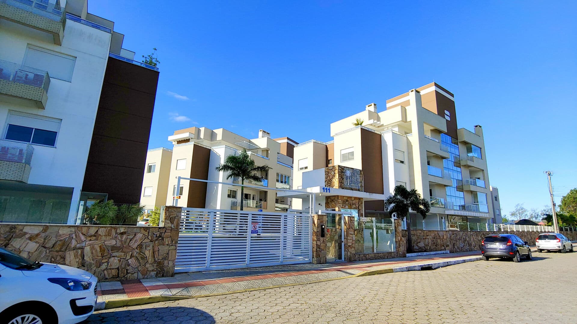 Linda cobertura duplex semi-mobiliada com 3 dormitórios sendo 1 suíte a apenas 200m da praia do Campeche