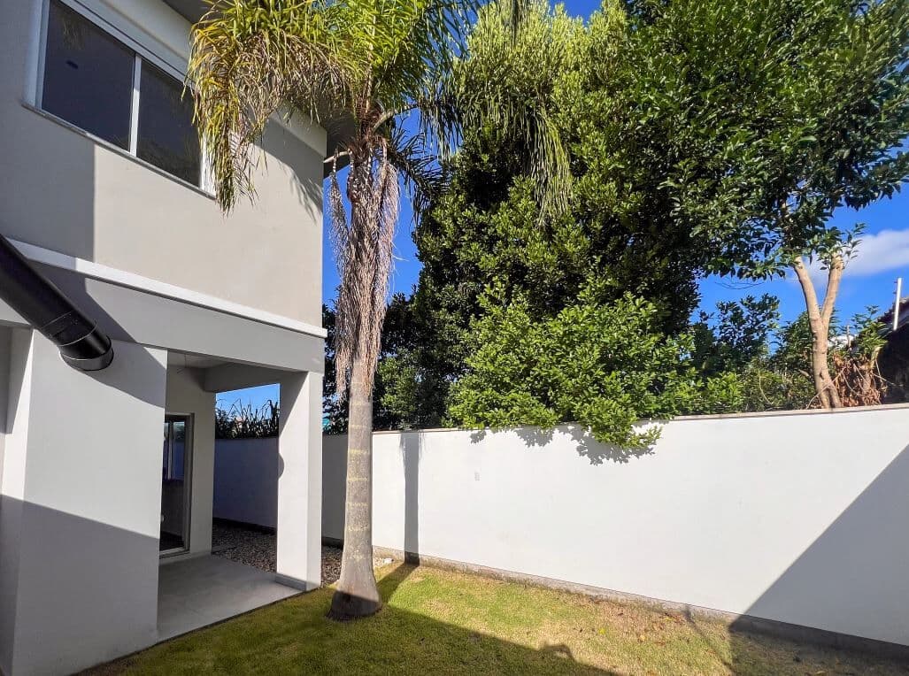 Casa a 200² da praia, 3 dorm + sótão, 170m² a venda - Campeche - Florianópolis/SC.