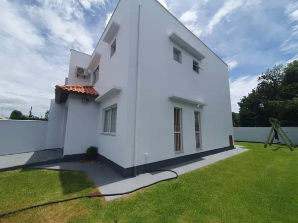 Casa de 3 dormitórios, localizada no Campeche - Florianópolis/SC.
