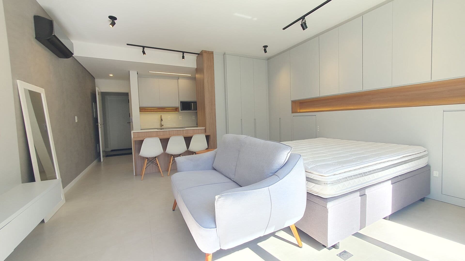 Apartamento, mobiliado, 1 dormitório, 50m da praia no Campeche - Florianopolis/SC