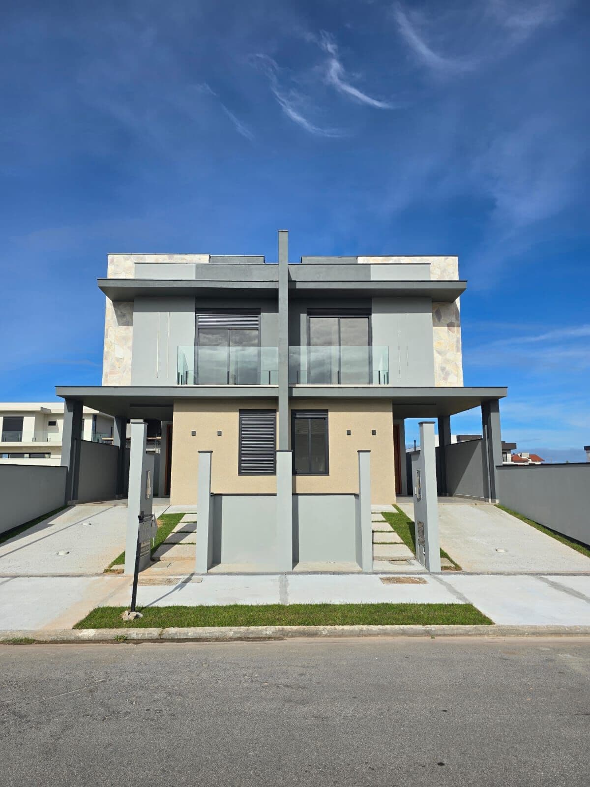 Casa 3 suítes, escritório do térreo, à venda, a 300m da praia - Campeche - Florianópolis/SC