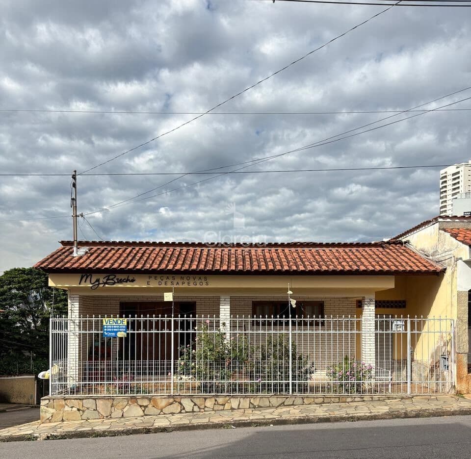 Casa de Esquina com Terreno Amplo