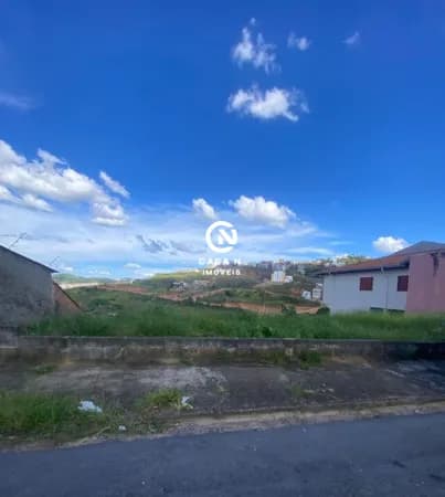 Terreno em Jardim Centenário com 350m², localização privilegiada.
