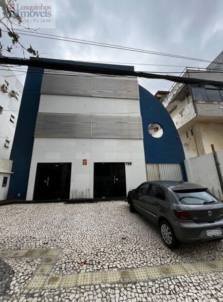 Loja frente de Rua com 330m²: duas salas , um anexo e uma recepção, quatro banheiros e muito mais....