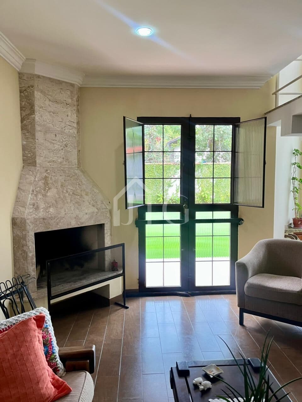 Casa com 04 quartos sendo 2 suítes, piscina e área gourmet, no bairro Jardim Martinele, em Penedo/RJ