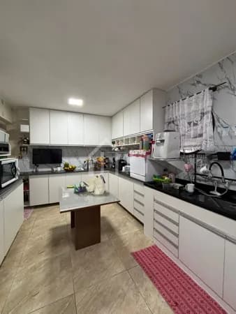 Casa com 03 quartos, piscina e churrasqueira, no bairro Liberdade em Resende/RJ