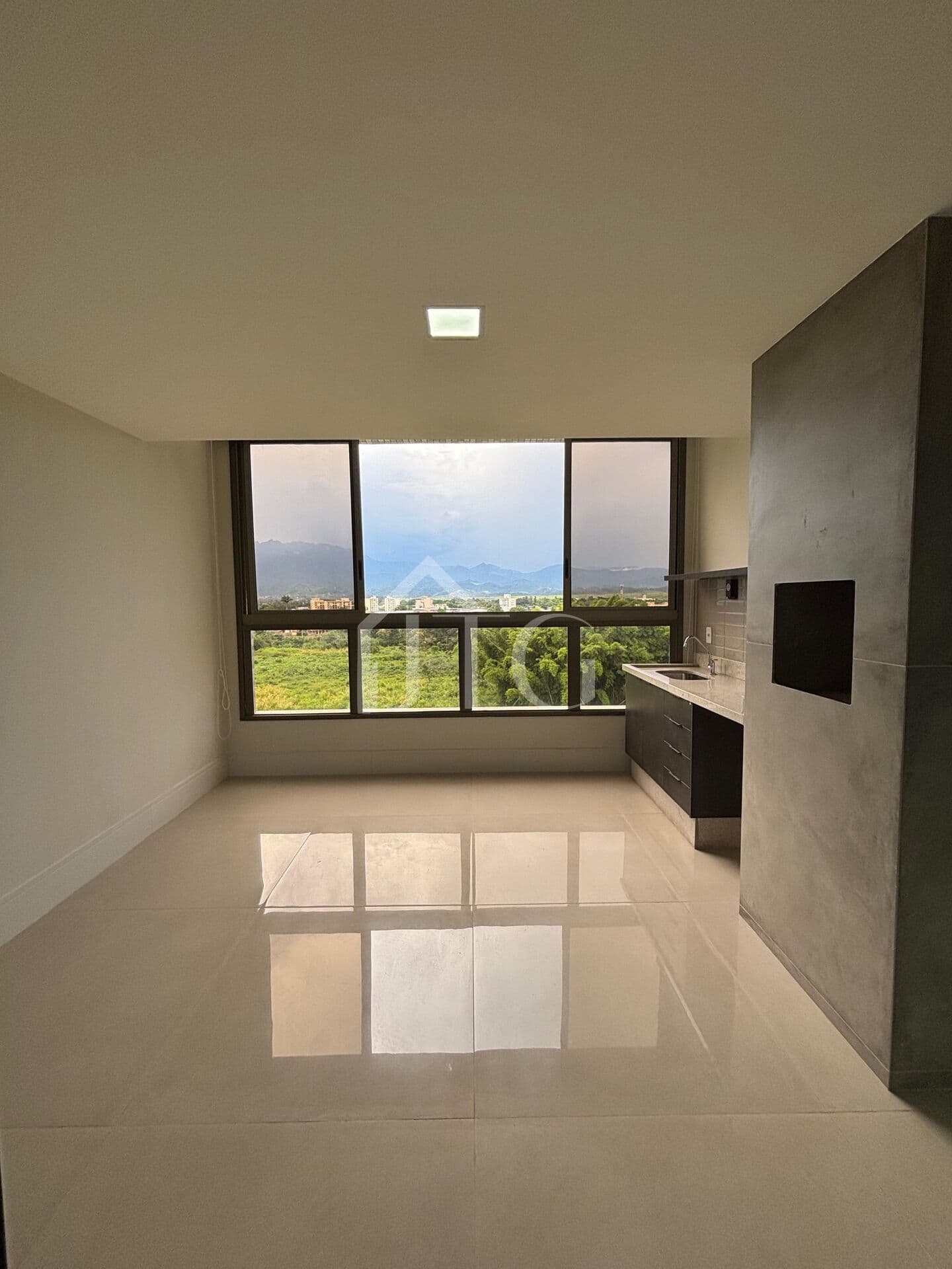 Apartamento com 03 quartos sendo 02 suítes no Condomínio Edifício Pinheiros, no bairro Parque Ipiranga, em Resende/RJ
