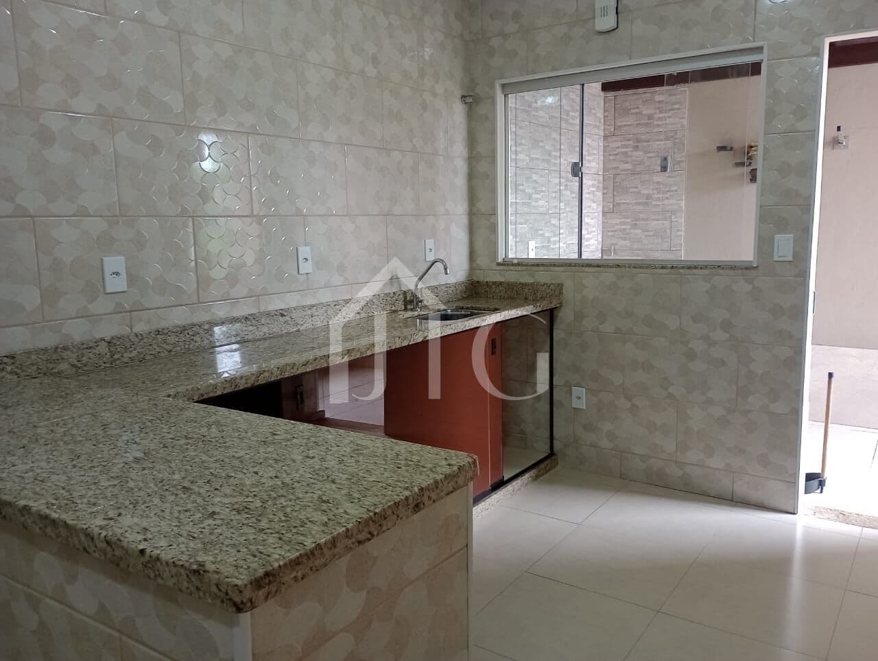 Casa com 02 quartos sendo 01 suíte, no bairro Jardim Aliança, em Resende/RJ
