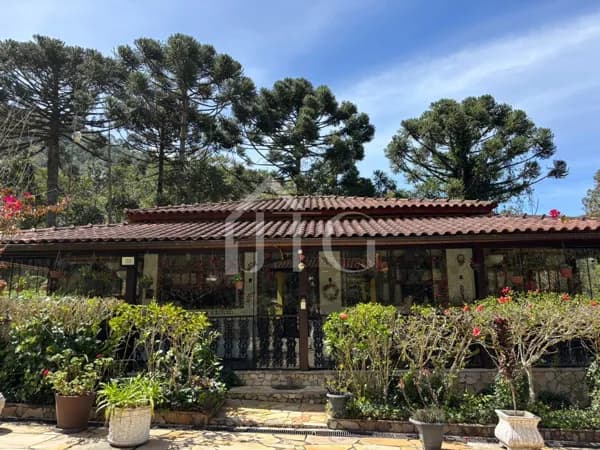 Casa com 04 quartos sendo 03 suíte, em condomínio no bairro Engenheiros Passos, em Resende/RJ