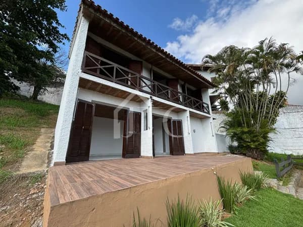 Casa com 04 quartos sendo 1 suíte, no bairro Jardim Brasília, em Resende/RJ