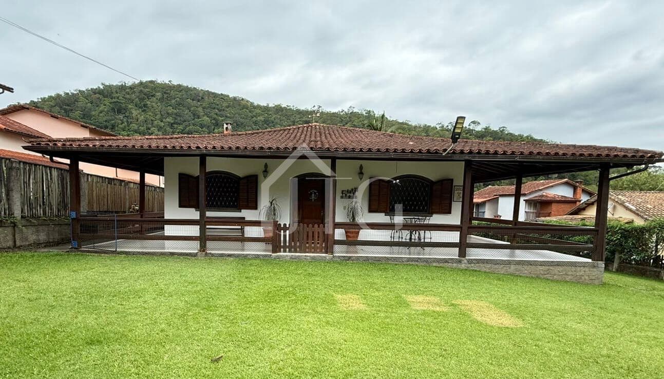 Casa mobiliada com 03 quartos sendo 01 suíte, no bairro Vale Ermitão, em Penedo/RJ