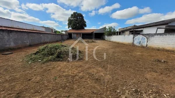 Terreno plano com construção no bairro Alegria, em Resende/RJ