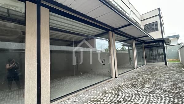 Loja comercial nova para locação no Bairro Parque Ipiranga, em Resende/RJ.