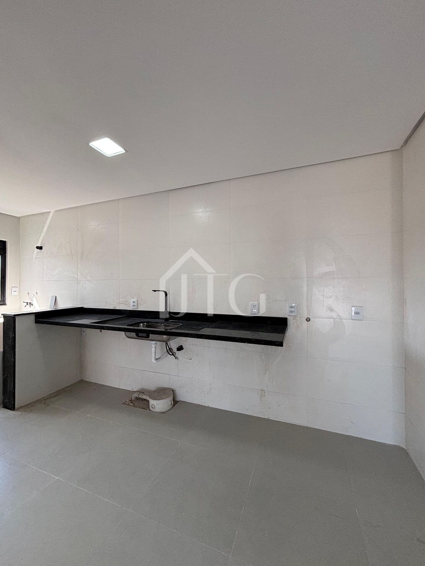 Apartamento com 02 quartos sendo 01 suíte no bairro Mirante da Serra, em Resende/RJ
