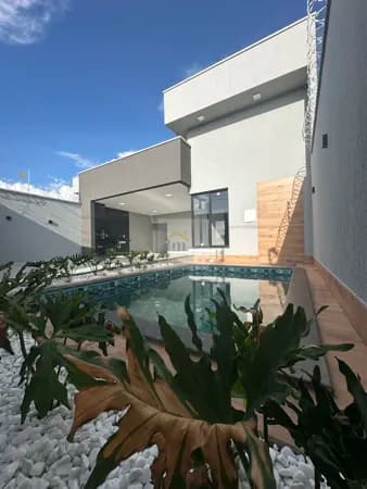 Casa com Piscina 3 quartos 2 suítes. OPORTUNIDADE. MELHOR PREÇO DA REGIÃO a 500 metros da Av Rio Verde em Goiânia.
