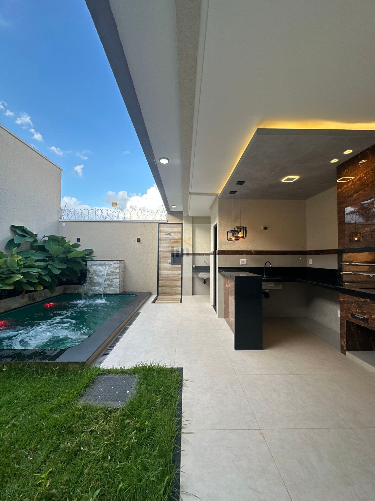 Casa Alto Padrão com Piscina e 3 suítes plenas na região do Buriti Shopping - Aceita Financiamento ULTIMA UNIDADE DISPONIVEL