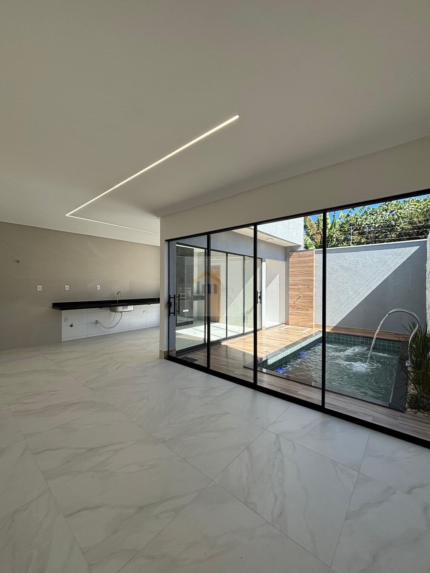 Casa Alto Padrão 3 Quartos 1 suíte e lazer com Piscina. Próximo ao Buriti shopping
