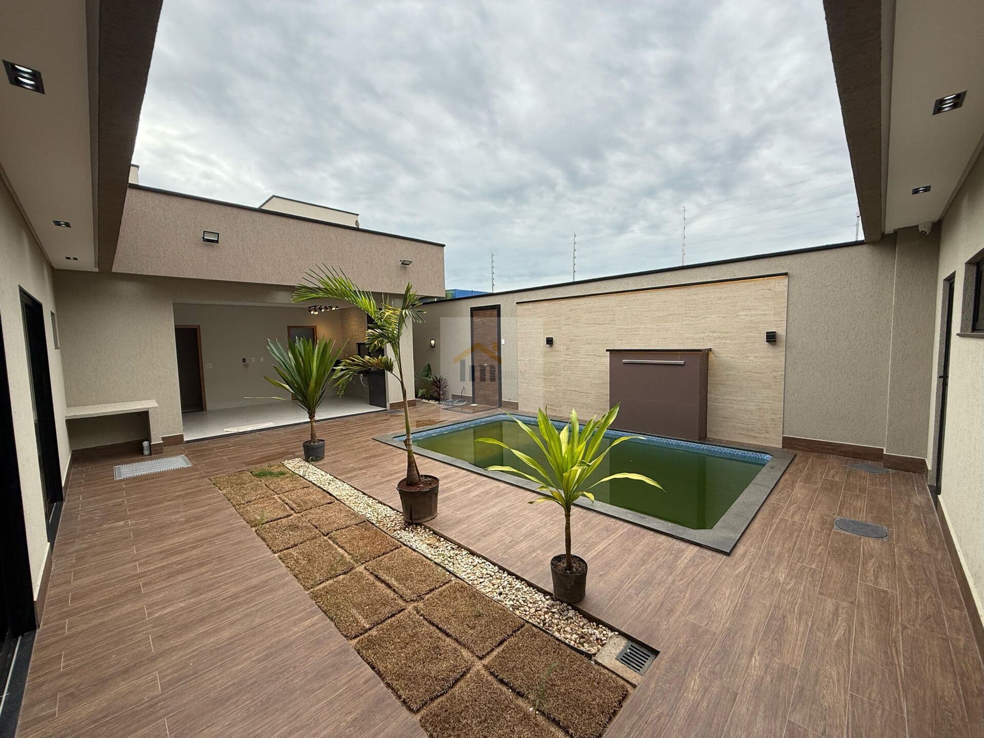 Casa Alto Padrão SOZINHA NO LOTE 3 suítes e lazer com piscina - Região noroeste Goiânia