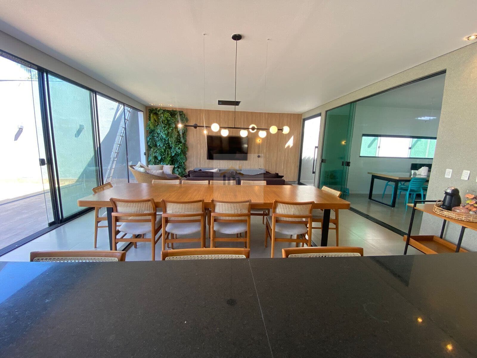 Casa Alto Padrão SOZINHA NO LOTE com móveis Planejados próximo ao Centro de Goiânia