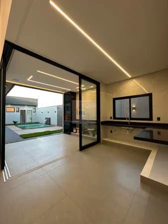 Casa Alto Padrão Sozinha no lote Moderna - Excelente localização Próximo ao Jardim Presidente em Goiânia