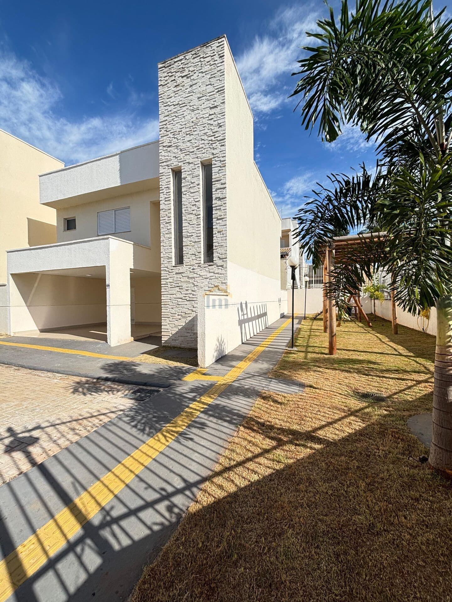 Casa Alto Padrão em CONDOMINIO FECHADO 3 suítes plenas - Aceita Financiamento - ENTRADA FACILITADA