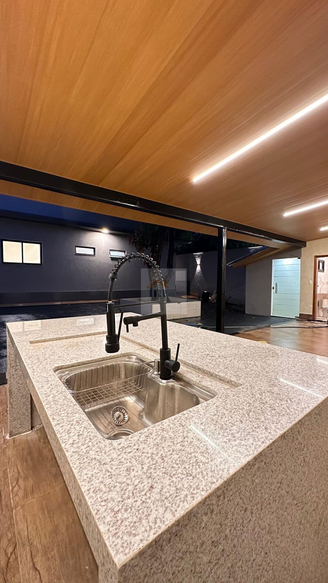 Casa Padrão com amplo espaço a poucos metros da Av Rio Verde. OPORTUNIDADE!