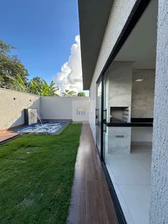 Casa Alto Padrão SOZINHA NO LOTE COM PISCINA NA REGIÃO DO GARAVELO. ACEITA FINANCIAMENTO