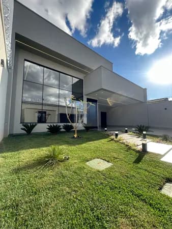Casa Alto Padrão na melhor localização do setor Garavelo. Alto luxo
