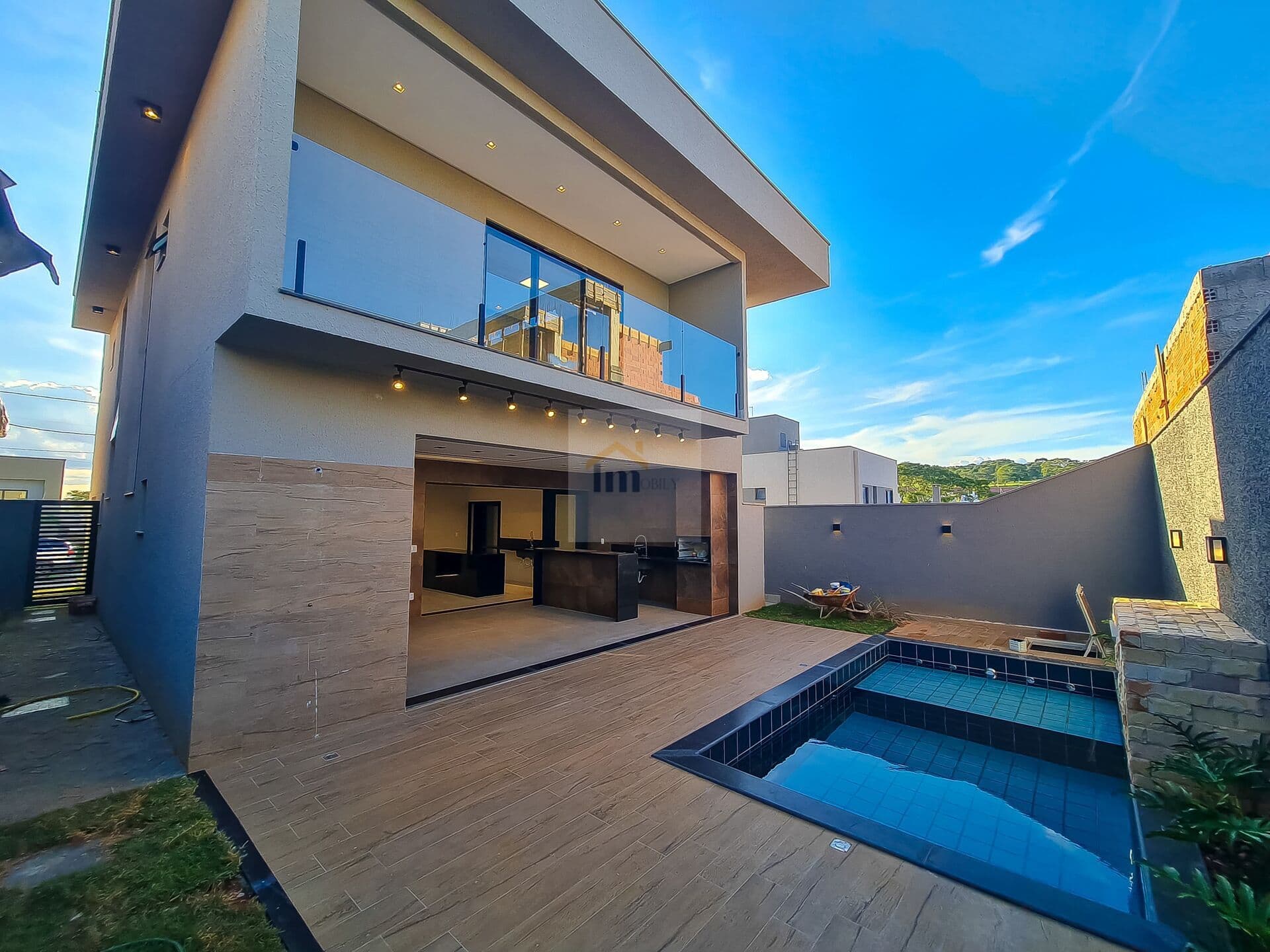 Casa Alto Padrão em condomínio fechado - Próximo ao shopping Flamboyant e autódromo de Goiânia