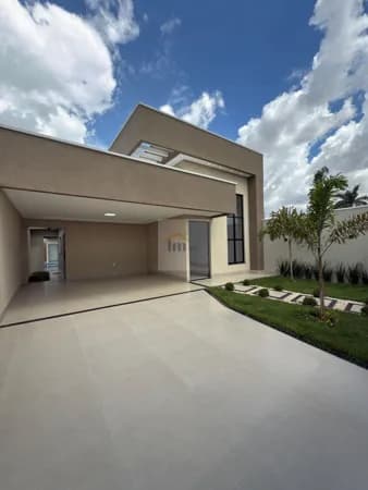Casa Alto Padrão Sozinha no lote com Piscina na Região Noroeste de Goiânia