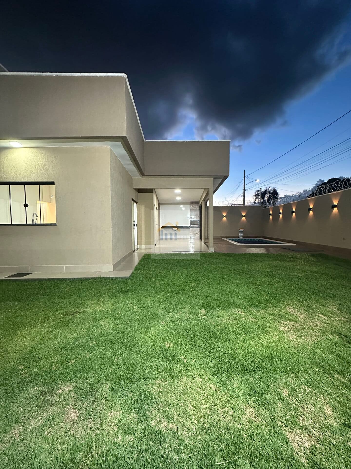 Casa de esquina no lote inteiro com amplo espaço e lazer com piscina. ACEITA FINANCIAMENTO