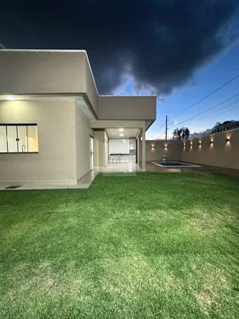 Casa de esquina no lote inteiro com amplo espaço e lazer com piscina. ACEITA FINANCIAMENTO